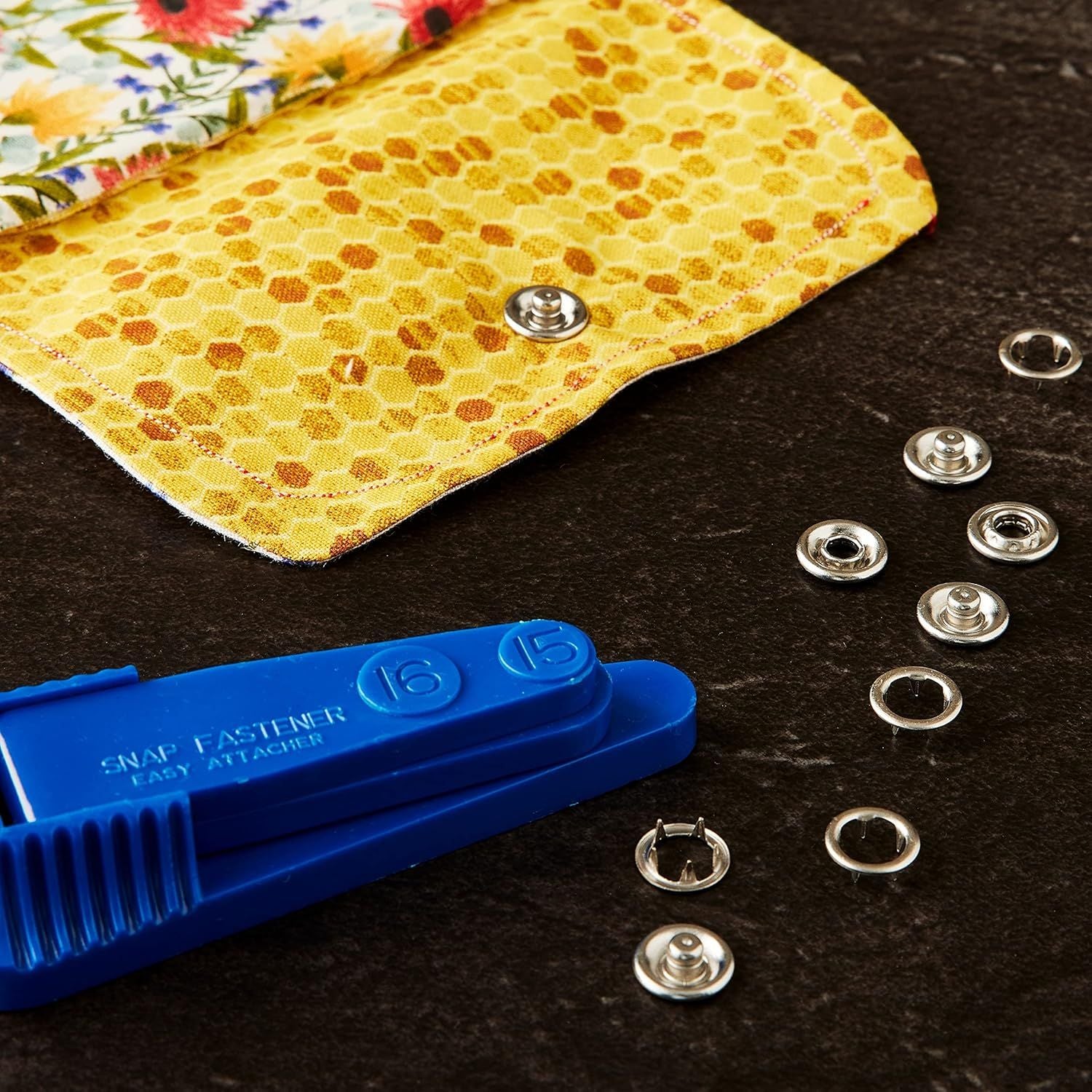 Easy Attacher Kit / Kit para Aplicar Broches de Presión Adornos / Embellishments Dritz