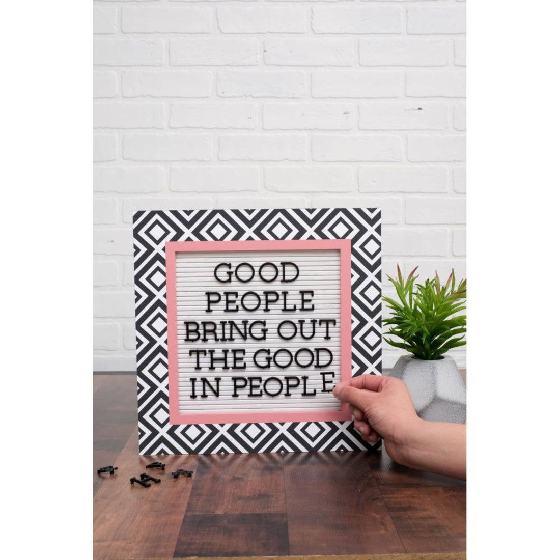 Framed Letterboard with Letters / Tablero de Mensajes 