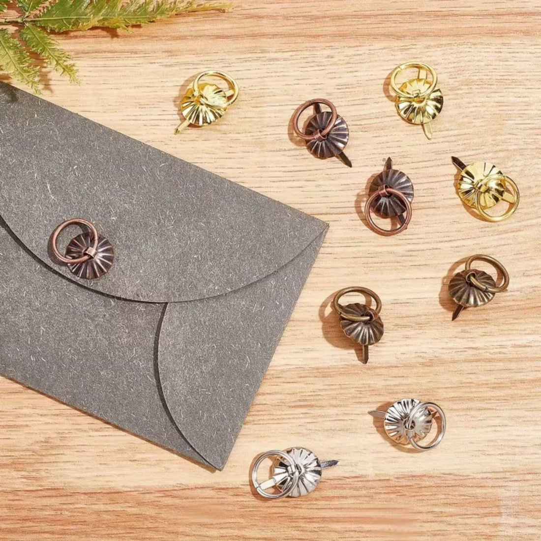 10 Jaladeras Mini Tipo Brads Color Dorado 31mm Adornos / Embellishments Hobbees