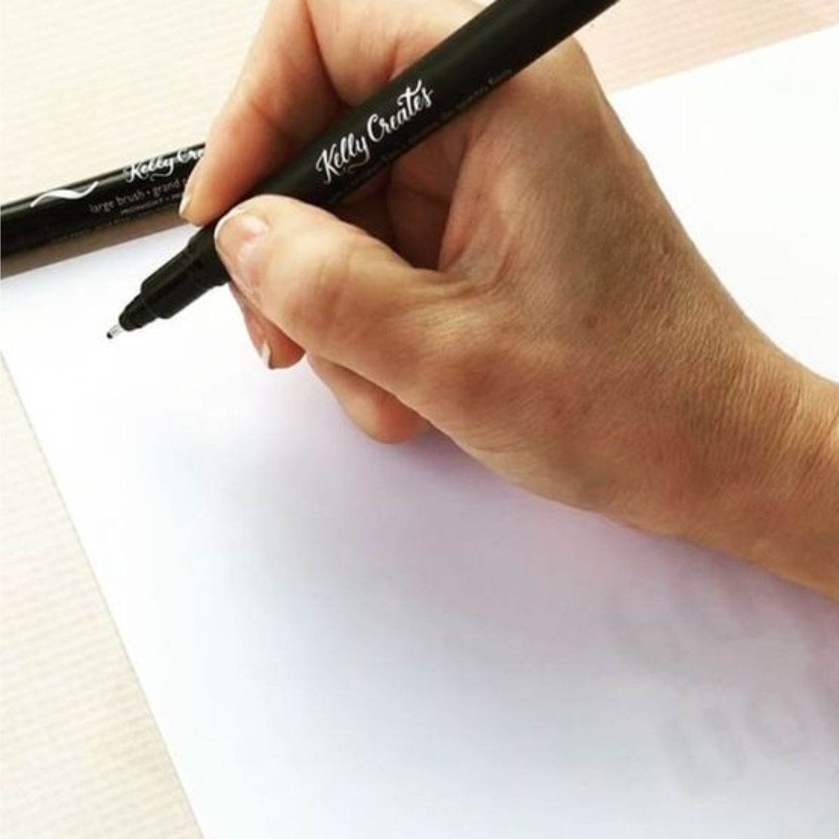 Kelly Creates Fineliner Pens Black / Bolígrafos Punta Fina Negros Caligrafía Kelly Creates