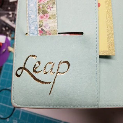 Foil Quill Calligraphy Tip Freestyle Pen  / Bolígrafo de Caligrafía Foil Quill a Mano Libre Herramientas We R Memory Keepers