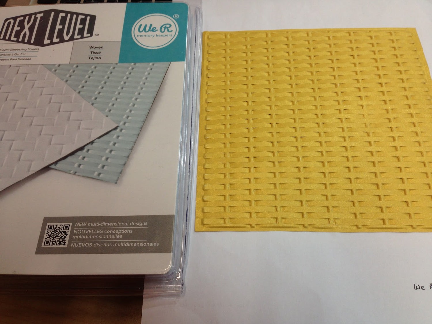 Next Level Woven Embossing Folder / Folder de Grabado Tejido Descontinuado We R Memory Keepers