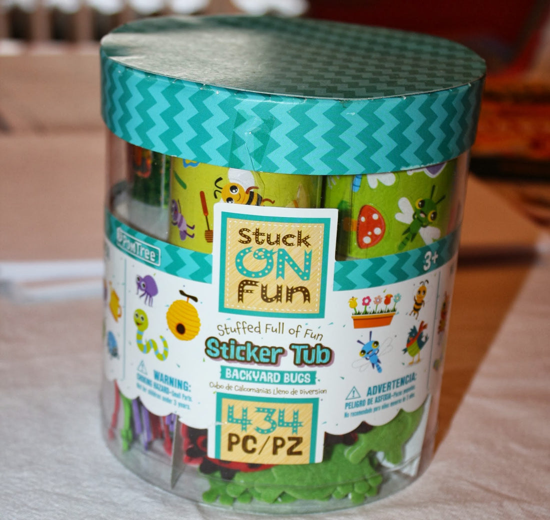 Stuck on Fun Backyard Bugs Sticker Tub / Cubeta con 434 Estampas Stickers PomTree