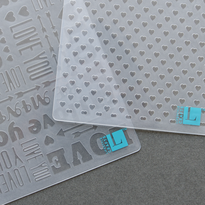 2 Sweetheart Embossing Folders / Folders de Grabado Corazones (2 piezas) Descontinuado We R Memory Keepers