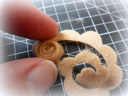 Rolled Rose Set / Suaje de Rosas Enrollables Descontinuado La-La Land Crafts