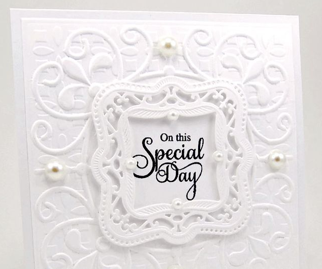Ornate Labels One Unique 3D Embossing Folder / Folder 3D Etiqueta Adornadas Descontinuado Spellbinders