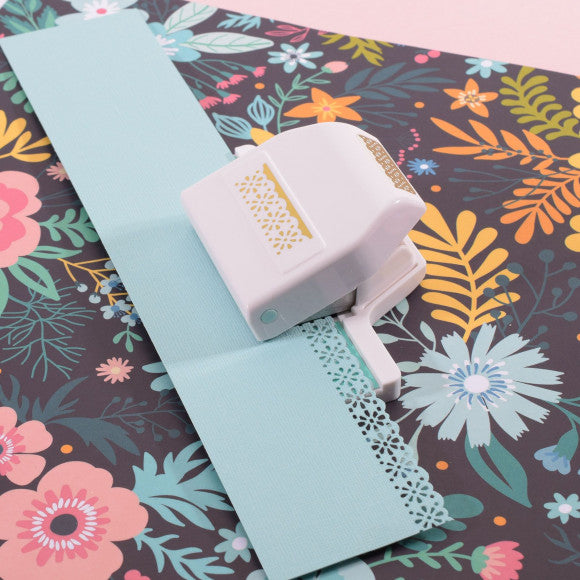 Edge Punch Scallop Daisy / Perforadora de Orilla Malla Floral Perforadoras We R Memory Keepers